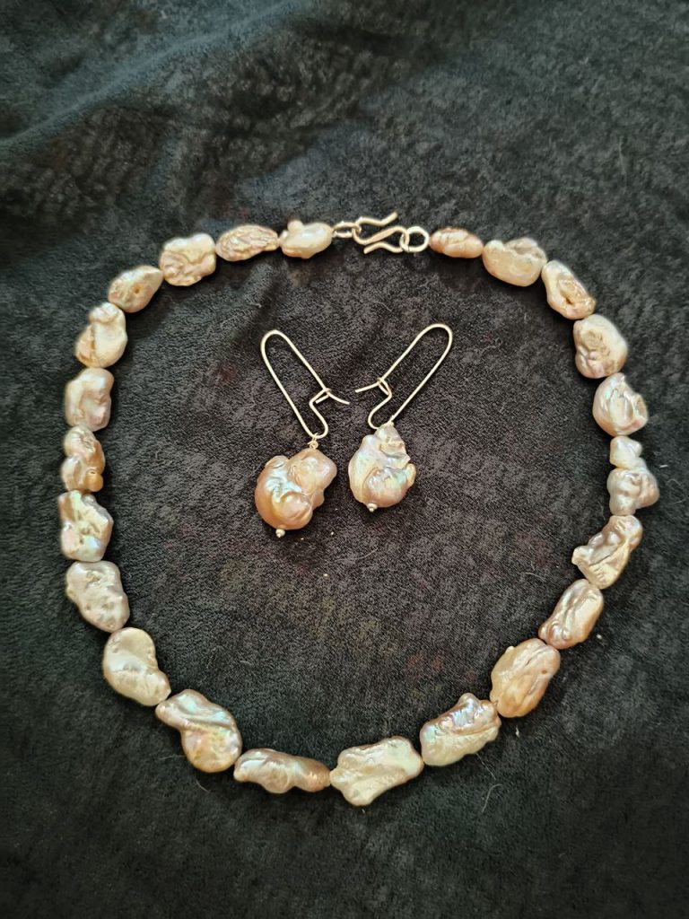 Handmade necklace made of natural pearls