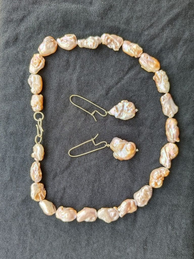 Handmade necklace made of natural pearls